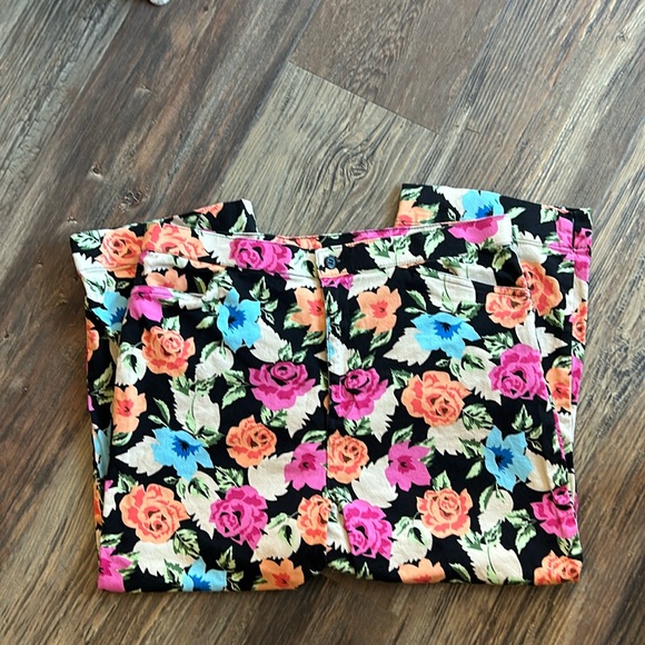**3/$15**Floral crop pants-pedal pushers-capri - Picture 2 of 6